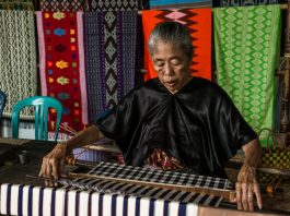 Bertandang ke Desa Sukarara, Sentra Penghasil Tenun di Lombok