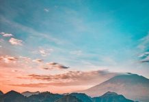 Menikmati Indahnya Perbukitan Hijau dari Puncak Sanghyangdora