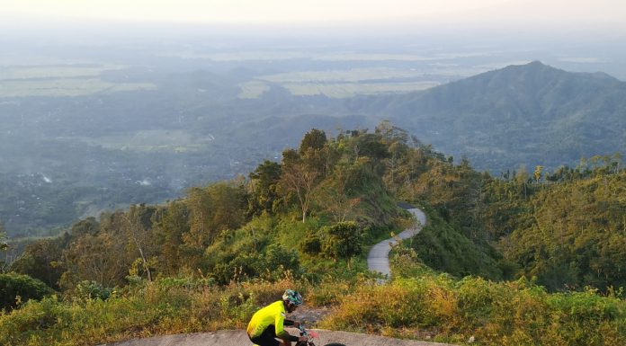 Serunya Gowes Menanjak ke Puncak Gunung Gajah