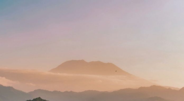 Menikmati Indahnya Sunrise dari Bukit Tengah Klungkung
