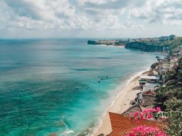 Menyambangi Pantai Bingin, Surga Tersembunyi di Balik Tebing