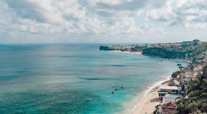Menyambangi Pantai Bingin, Surga Tersembunyi di Balik Tebing