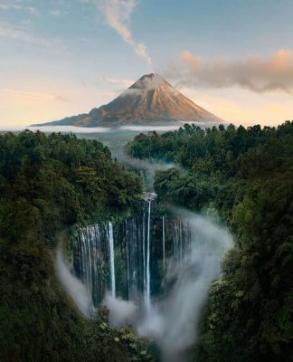 Serunya Trekking di Air Terjun Tumpak Sewu, Pemandangannya Bikin Terpukau