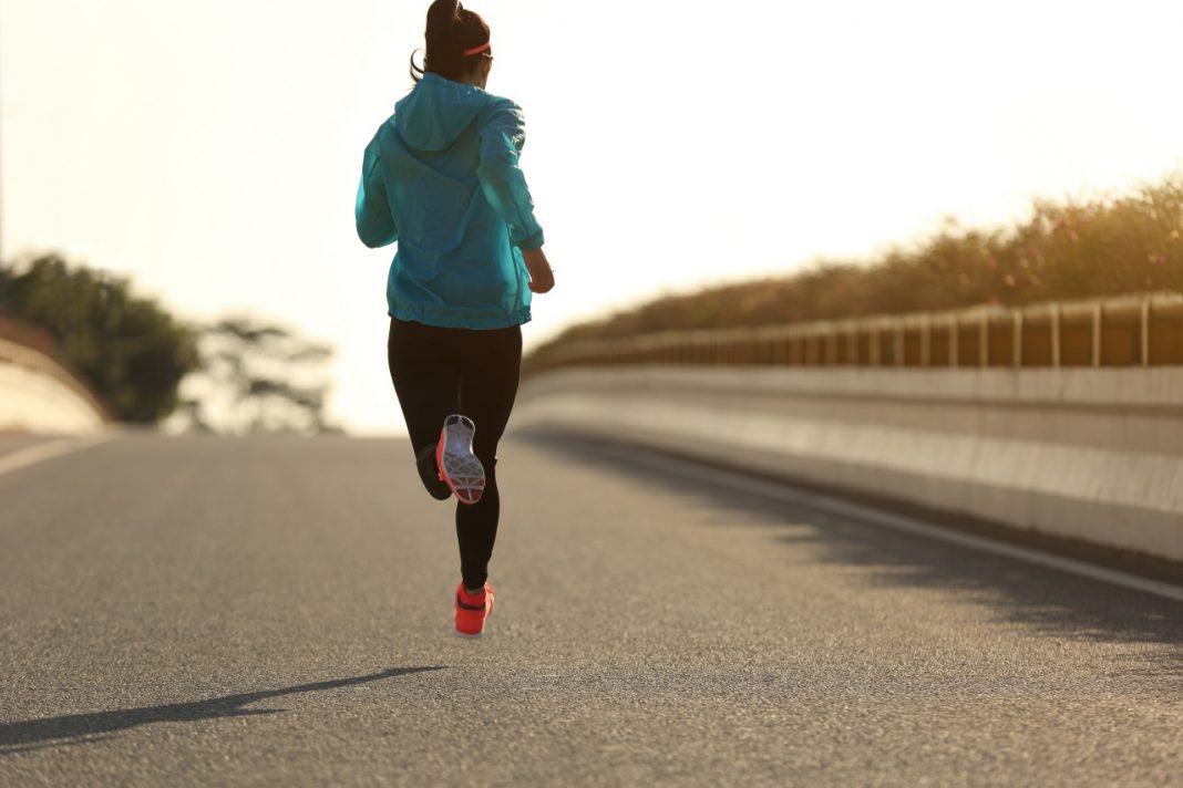 Бегун на рассвете. Красивые зимние фото бегунов. Фото бегунов женщин сзади. Running on empty.