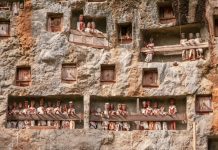 Menyambangi Kuburan Batu Ikonik di Lemo, Tana Toraja