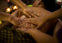 Manjakan Tubuh dengan Sensasi Pijatan 4 Tangan