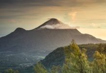 Menikmati Panorama Gunung Penanggungan dari Puthuk Siwur
