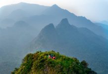 Uji Adrenalin Melintasi Jalur Pendakian Ekstrem di Gunung Laya