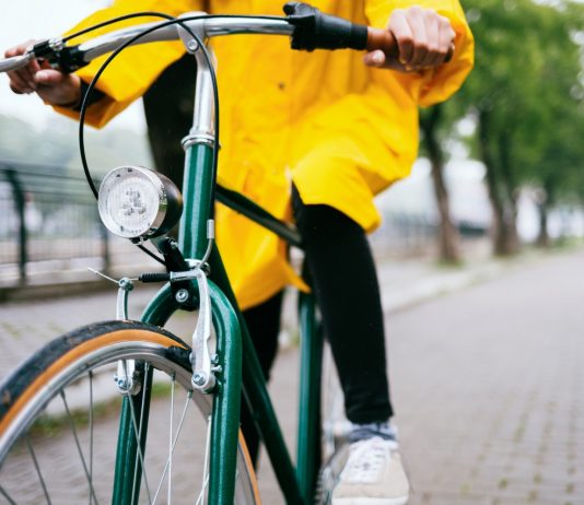 Musim Hujan Datang, Lakukan Hal Ini Agar Tetap Aman Saat Bersepeda