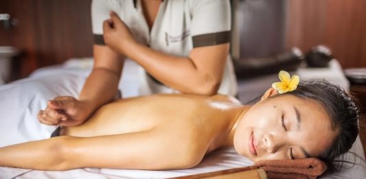 Menyeimbangkan Cakra dengan Teknik Ayurveda di Frangipani Esthetics