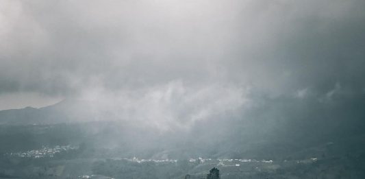 Menjajal Terjalnya Trek Pendakian di Gunung Lawangan