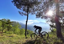 Gowes dengan Latar Pegunungan di Pandawa Bike Park