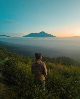 Menikmati Indahnya Matahari Terbit dari Bukit Jabal