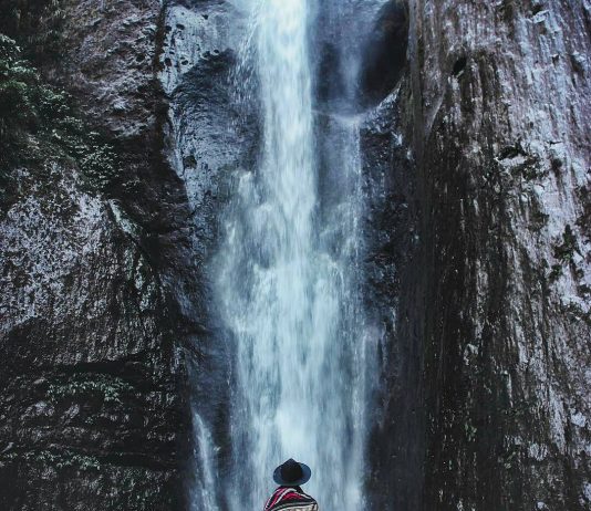 Meniti Ratusan Anak Tangga Menuju Air Terjun Dolo