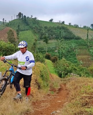 Kenjuran Bike Track, Destinasi Bersepeda di Kaki Gunung Prau