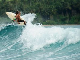 Mengarungi Ombak Epik di Teluk Lagundri, Nias