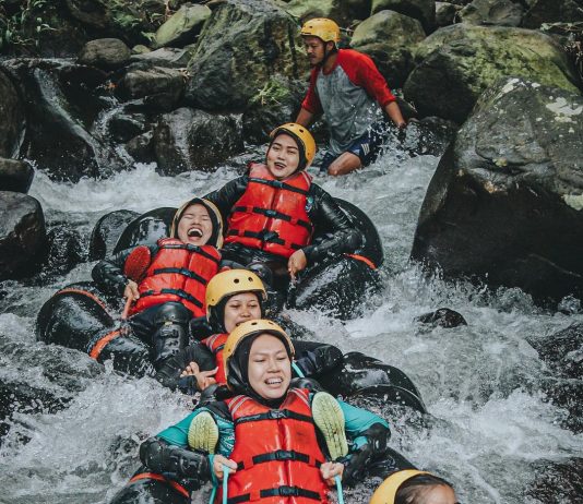 Petualangan Seru Menyusuri Sungai di Cikadongdong River Tubing