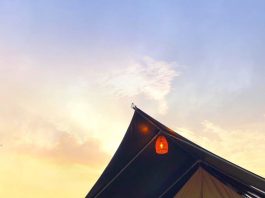 Menikmati Sunset Berlatar Pegunungan di Alinson Sunset Hill