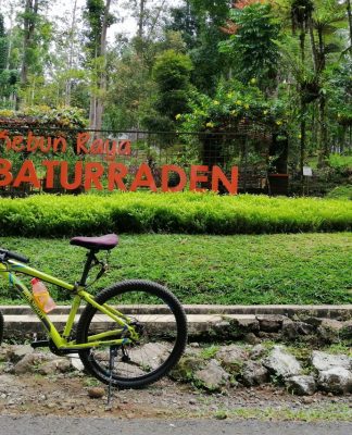 Bersantai Menikmati Alam sambil Bersepeda di Kebun Raya Baturraden