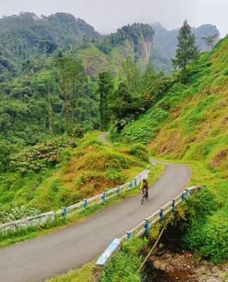 Bersepeda Menembus Keindahan Alam di Bukit Siregol, Purbalingga