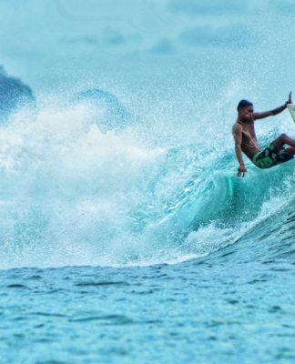 Mengarungi Ombak di Pantai Lhoknga, Spot Surfing Favorit di Aceh Besar