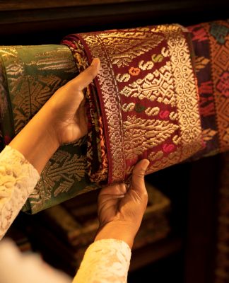 Amandari Rayakan Warisan Tekstil Etnis Lewat Pameran ‘Memuliakan Wastra’